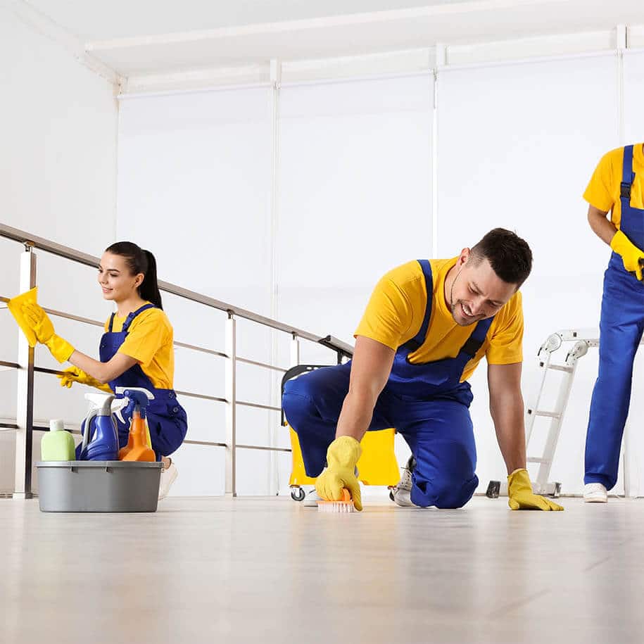 Mehrere Personen reinigen verschiedene Stellen des Flurs im ersten Stock eines Einfamilienhauses. - Leistungen - BAGER Gebäudereinigung