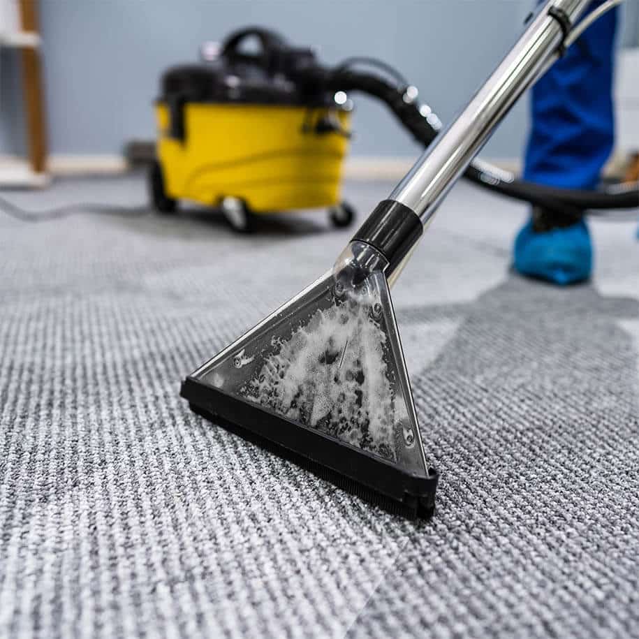 Teppich wird mit Waschsauger geputzt. - Leistungen - BAGER Gebäudereinigung