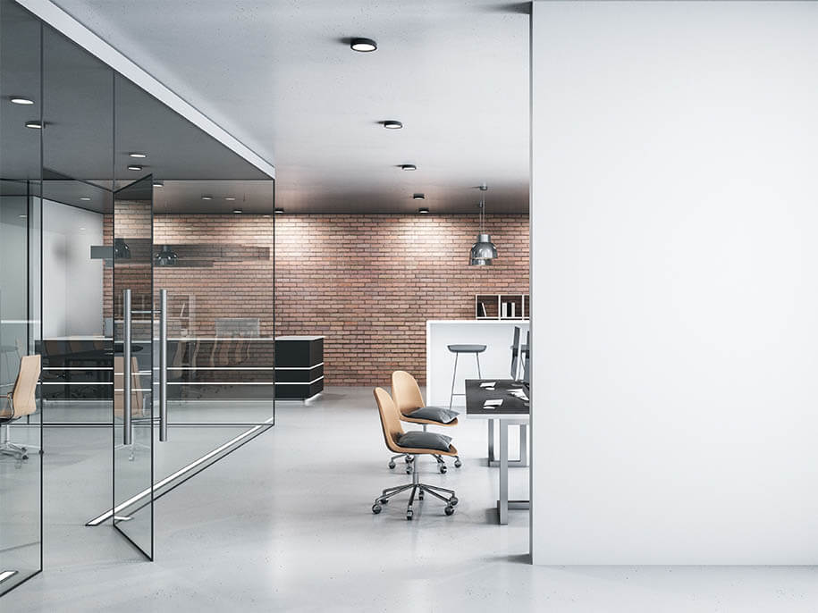 Büro mit einem Konferenzraum in Glaswänden und diverse Tische - BAGER Gebäudereinigung
